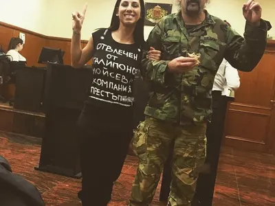 ﻿Щерката на Крокодила захвърли дрехи сред природата