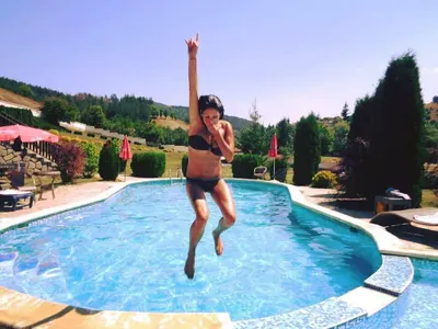 ﻿Щерката на Крокодила захвърли дрехи сред природата