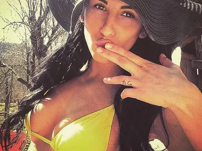 ﻿Щерката на Крокодила захвърли дрехи сред природата