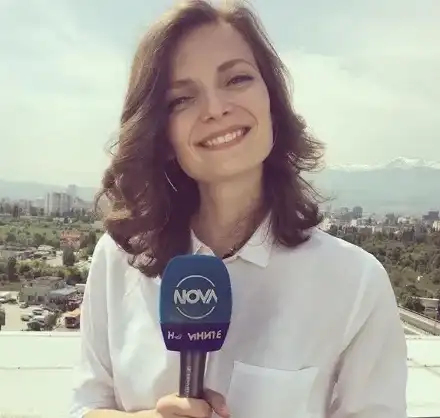 Синоптичката Нора Шопова се пропи! Жули уискита преди важни изпити