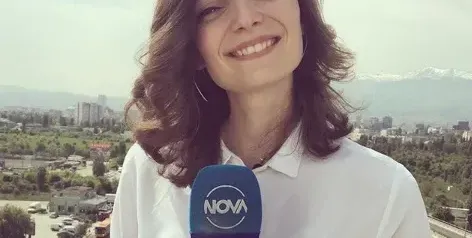 Синоптичката Нора Шопова се пропи! Жули уискита преди важни изпити
