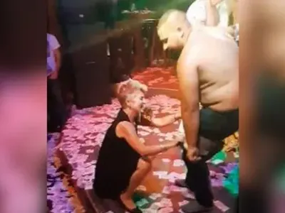 СКАНДАЛНИ разкрития за палави учителки: Почерпената Дарина замъкнала абитуриента в тоалетната, ченгета заловиха три пияни даскалици в столицата! (Подробности)