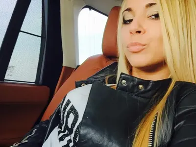 Слави държи младото си гадже си под ключ в баровско имение! Мартина се къпе в невиждан лукс (Пикантни подробности + СНИМКИ)