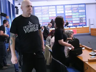 Слави дава милион на децата с увреждания