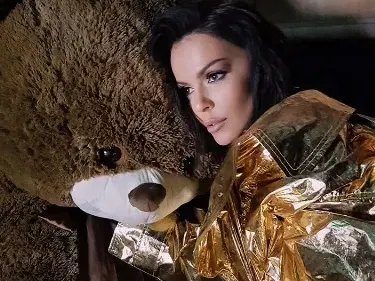 Сравниха клипчето за възрастни на Галена с друго - на Ди Каприо! Тройката с мечки била изкопирана от негово ШОК сношение с животното