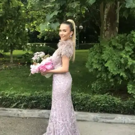 Тита зашемети на бала с елегантна визия! Показа какво е стил и класа в рокля на Евгения Борисова (СНИМКИ)