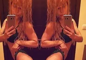 Топ 8 на звездите, които си заснеха и показаха дупетата в социалните мрежи (СНИМКИ)