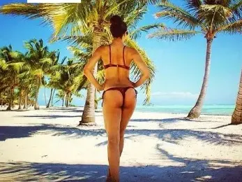 Топ 8 на звездите, които си заснеха и показаха дупетата в социалните мрежи (СНИМКИ)