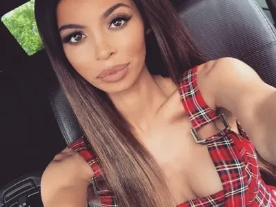 ТРАГЕДИЯ! МЕГЗ се осакати докато шие (ВИДЕО)