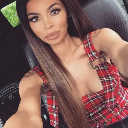 ТРАГЕДИЯ! МЕГЗ се осакати докато шие (ВИДЕО)