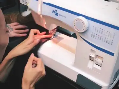 ТРАГЕДИЯ! МЕГЗ се осакати докато шие (ВИДЕО)