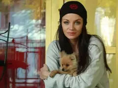 Диляна Попова шие дрехите на Куката