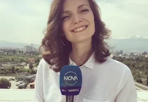 Синоптичката Нора Шопова се пропи! Жули уискита преди важни изпити