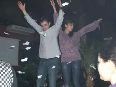 Зетят на Мая Манолова мята салфетки в чалготеки! Замръква по кръчми, докато Ралица гледа детето