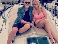 Асдис Ран води новия си на креватен тур! Минаха и през Канарските острови