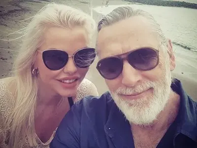 Асдис Ран води новия си на креватен тур! Минаха и през Канарските острови