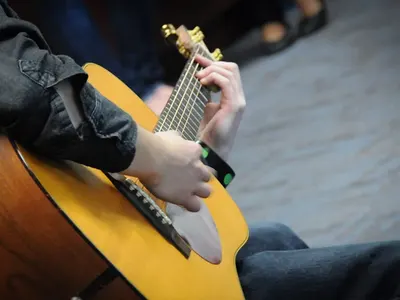 Да свириш на китара – можеш на всяка възраст и по всяко време