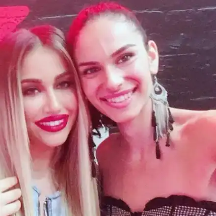 Даяна Ханджиева маа по съдрани бели гащи из локвите