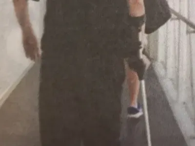 Дългия куцука с патерица в Лондон