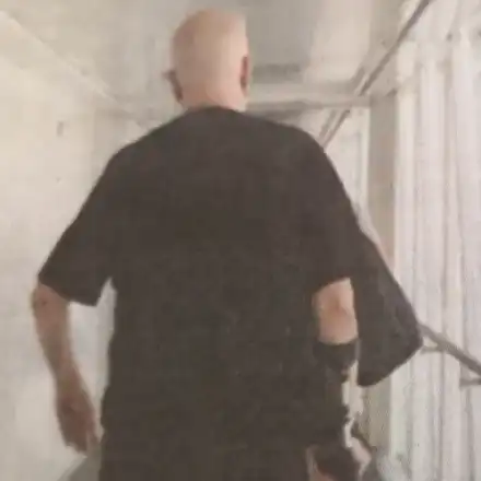 Дългия куцука с патерица в Лондон