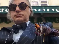 Денди се накичи като клоун! Пълен списък с кича по него