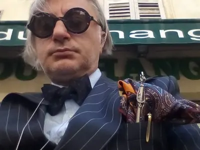 Денди се накичи като клоун! Пълен списък с кича по него