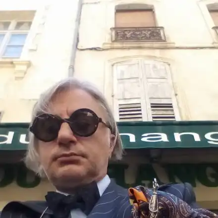 Денди се накичи като клоун! Пълен списък с кича по него