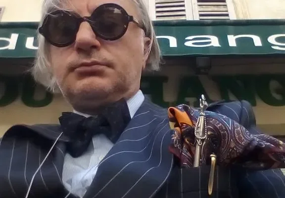 Денди се накичи като клоун! Пълен списък с кича по него