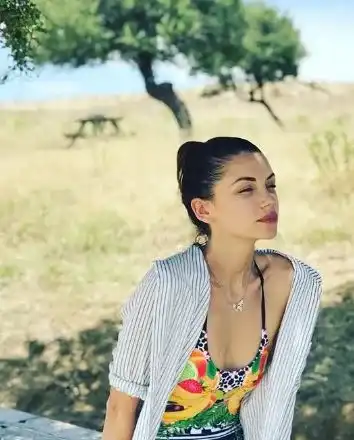 Диляна Попова на море гратис (Вижте как се уреди моделката)