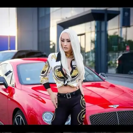 Джена в интрига с Версаче