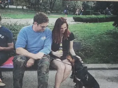 Джерард Бътлър копае домати в Бояна