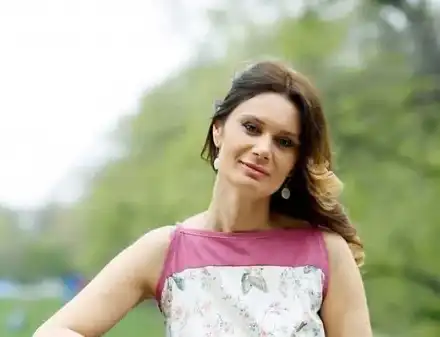 Добрина Чешмеджиева сложи тънки прашки под прозрачна рокля