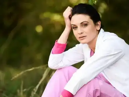 Доктор Огнянова от „Откраднат живот” тъче на два стана