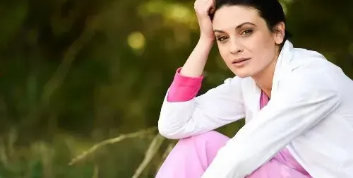 Доктор Огнянова от „Откраднат живот” тъче на два стана