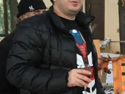 Ексклузивно в HotArena! Известният бандит Атанас Купъра ФАЛИРА! Съпруга и любовница му бият шута! За да оцелее започва да прави пици (Първа снимка на закъсалия гангстер)