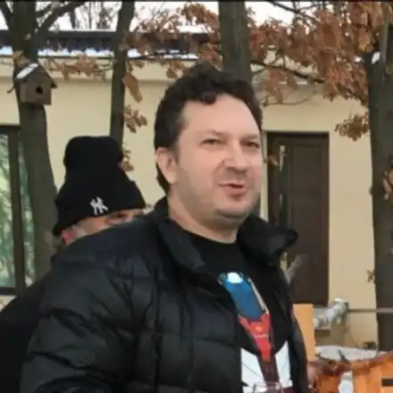 Ексклузивно в HotArena! Известният бандит Атанас Купъра ФАЛИРА! Съпруга и любовница му бият шута! За да оцелее започва да прави пици (Първа снимка на закъсалия гангстер)