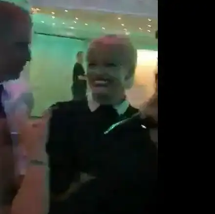 Ексклузивно в HotArena! Вижте как Жана Бергендорф пее перфектно цигански песни с чистач № 1 в България Дани Бачорски (Видео)