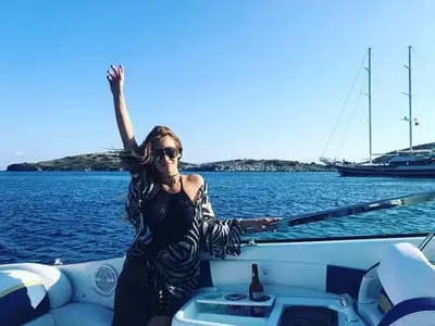 Фолк певици атакуваха топ плажовете! Вижте пищните им форми  (СНИМКИ)