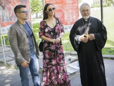 Фотографска изложба под надслов „За да го кръстиш, трябва да се роди“ бе открита в Градската градина в София