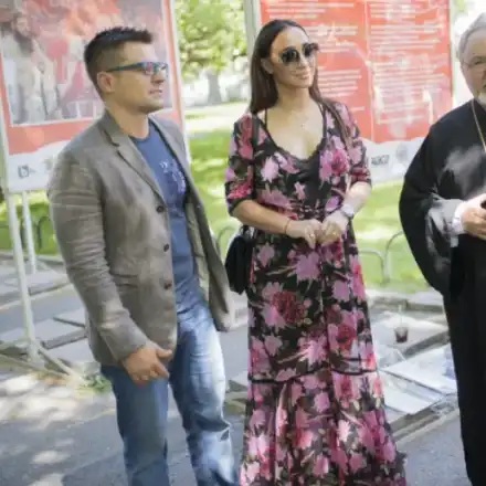 Фотографска изложба под надслов „За да го кръстиш, трябва да се роди“ бе открита в Градската градина в София