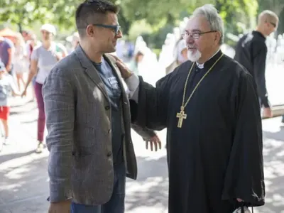 Фотографска изложба под надслов „За да го кръстиш, трябва да се роди“ бе открита в Градската градина в София