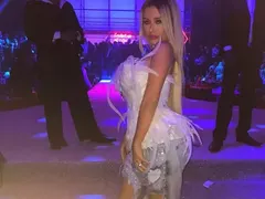 Гери Никол нагъва мазно