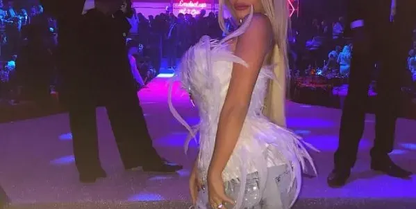 Гери Никол нагъва мазно