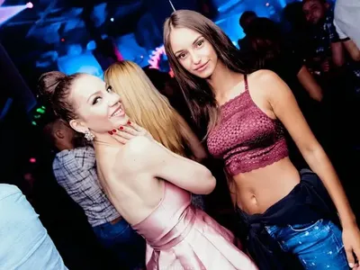 Излагация! Вдовицата на Баташов се натиска с жени на морето! Вихри като обезумяла в нощен клуб, стана за смях