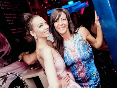 Излагация! Вдовицата на Баташов се натиска с жени на морето! Вихри като обезумяла в нощен клуб, стана за смях