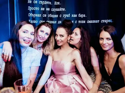 Излагация! Вдовицата на Баташов се натиска с жени на морето! Вихри като обезумяла в нощен клуб, стана за смях