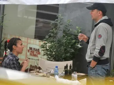 Жената на Ники Дойнов заголи бедър, мъжаги свиркат похотливо след булката на водещия