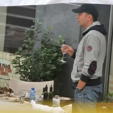 Жената на Ники Дойнов заголи бедър, мъжаги свиркат похотливо след булката на водещия