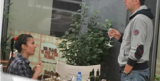 Жената на Ники Дойнов заголи бедър, мъжаги свиркат похотливо след булката на водещия