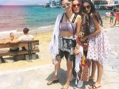 Жените на Фатик се глезят за 8 бона на вечер (Вижте ексклузивни снимки на Адриана Тюркмен и щерките й)